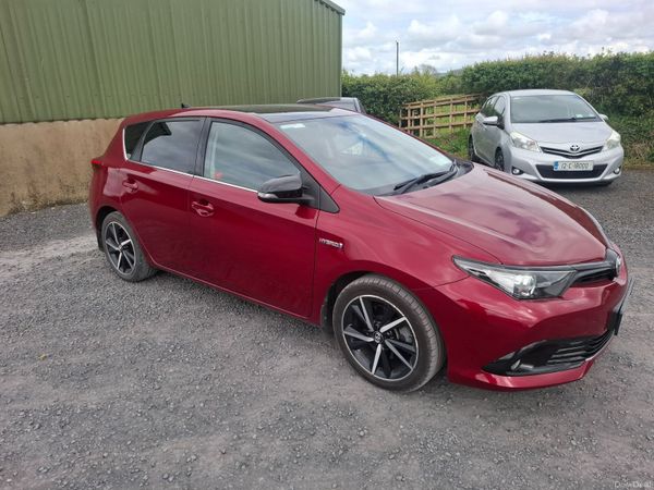 Toyota Auris MPV, Petrol Hybrid, 2018, Red