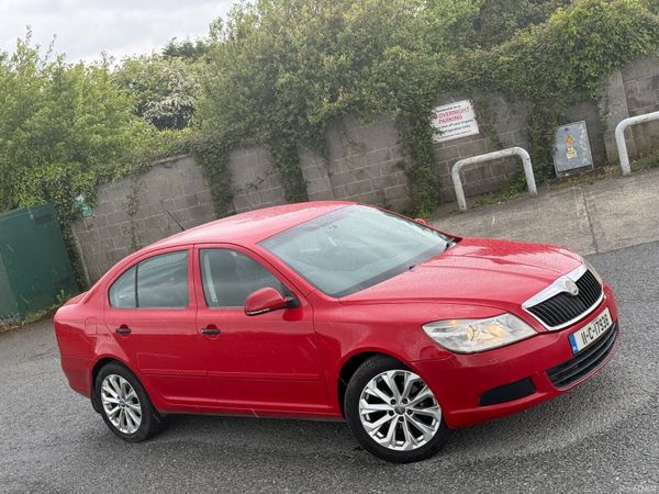 Skoda Octavia Hatchback, Diesel, 2011, Red