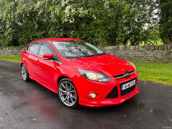 Ford Focus Hatchback, Diesel, 2014, Red