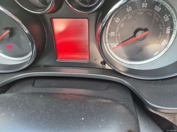 Vauxhall Insignia Hatchback, Diesel, 2011, White