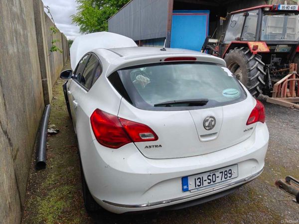 Vauxhall Astra Hatchback, Diesel, 2013, White