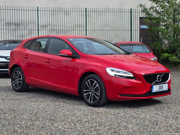 Volvo V40 Hatchback, Petrol, 2019, Red