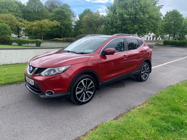 Nissan Qashqai Hatchback, Diesel, 2014, Red