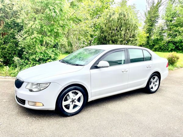 Skoda Superb Hatchback, Diesel, 2011, White