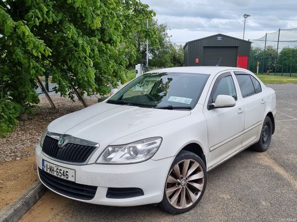 Skoda Octavia Hatchback, Petrol, 2011, White