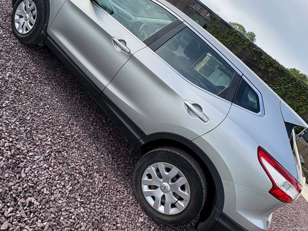 Nissan Qashqai Hatchback, Diesel, 2014, Silver
