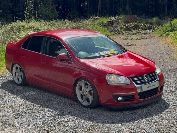 Volkswagen Jetta Saloon, Diesel, 2008, Red