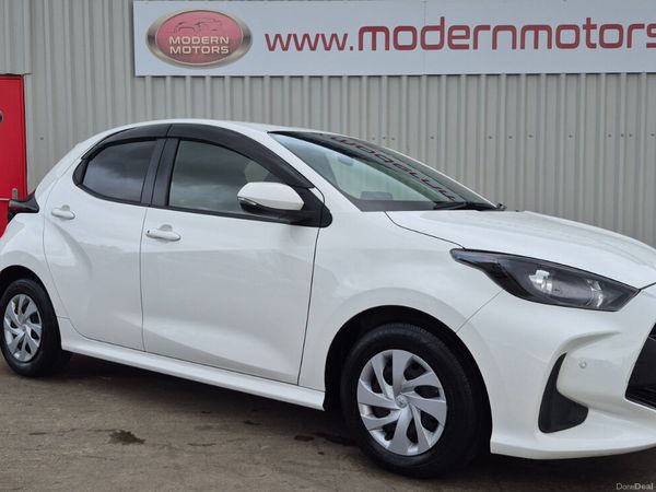 Toyota Yaris Hatchback, Petrol Hybrid, 2020, White