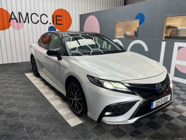 Toyota Camry Saloon, Petrol, 2022, White