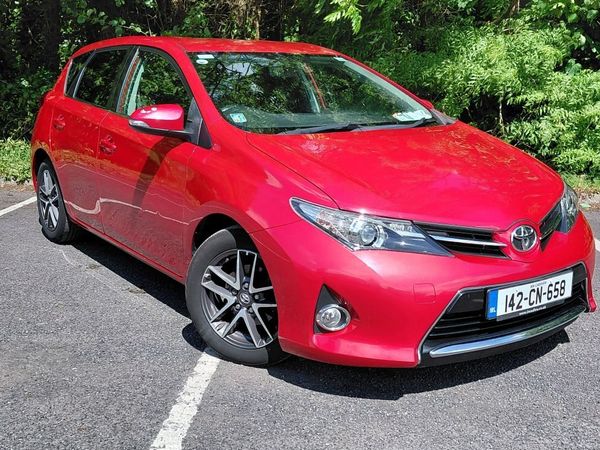 Toyota Auris Hatchback, Diesel, 2014, Red