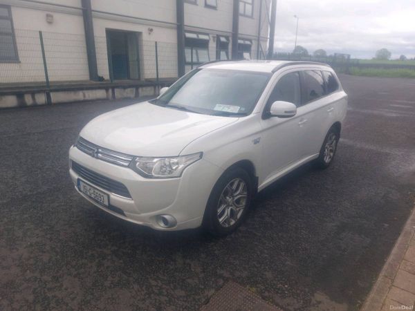 Mitsubishi Outlander SUV, Petrol Plug-in Hybrid, 2015, White