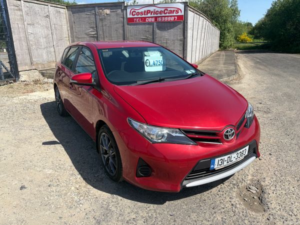 Toyota Auris Hatchback, Diesel, 2013, Red