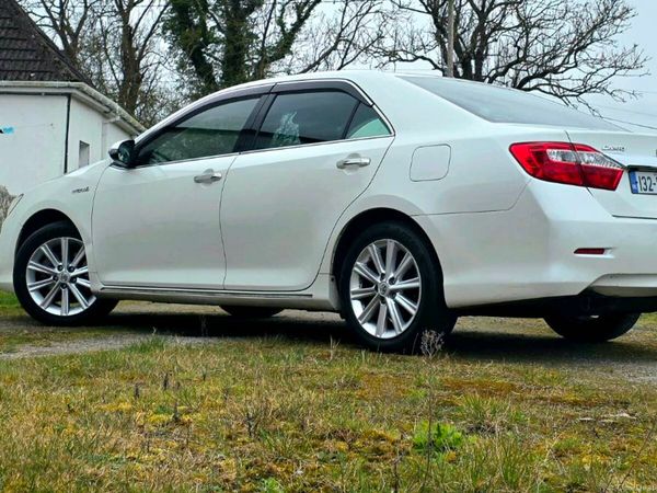 Toyota Camry Saloon, Petrol Hybrid, 2013, White