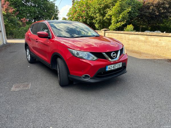 Nissan Qashqai Hatchback, Diesel, 2014, Red