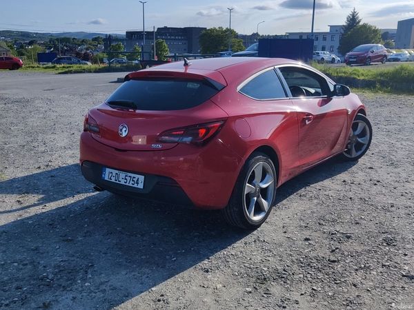 Vauxhall Astra Hatchback, Diesel, 2012, Red