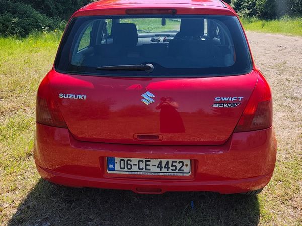 Suzuki Swift Hatchback, Petrol, 2006, Red