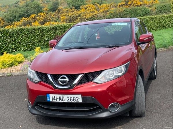Nissan Qashqai Hatchback, Diesel, 2014, Red