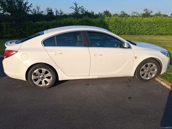Vauxhall Insignia Hatchback, Diesel, 2011, White