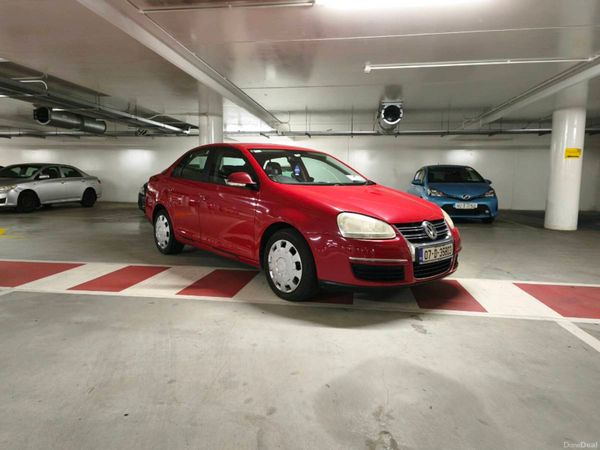 Volkswagen Jetta Saloon, Petrol, 2007, Red