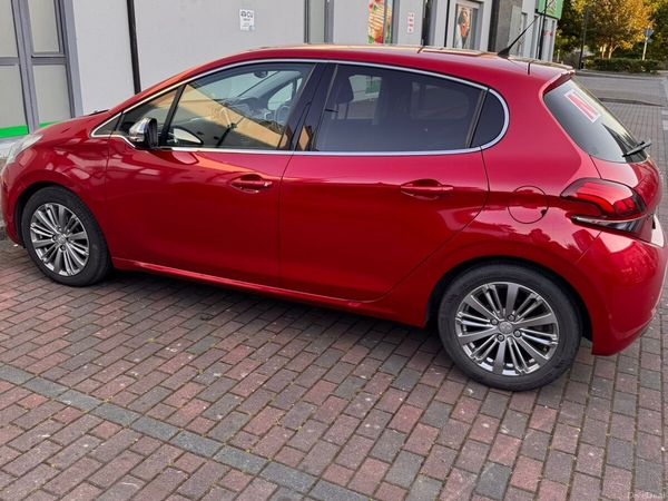 Peugeot 208 Hatchback, Petrol, 2015, Red