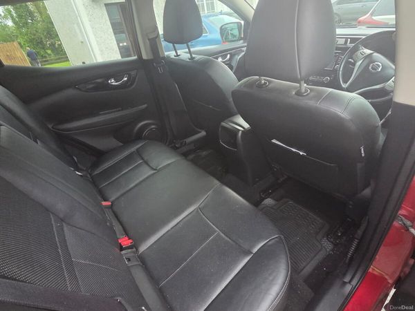Nissan Qashqai Hatchback, Diesel, 2016, Red