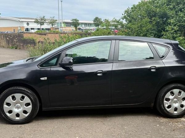 Opel Astra Hatchback, Petrol, 2011, Black
