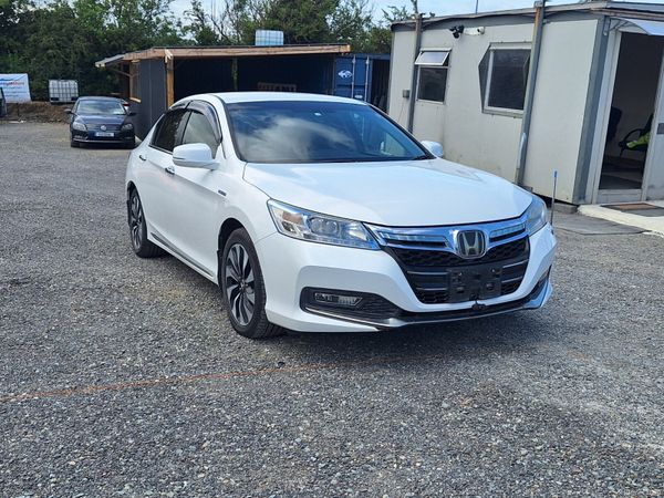 Honda Accord Saloon, Petrol Hybrid, 2014, White