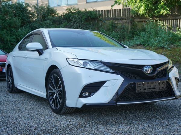 Toyota Camry Saloon, Petrol Hybrid, 2019, White