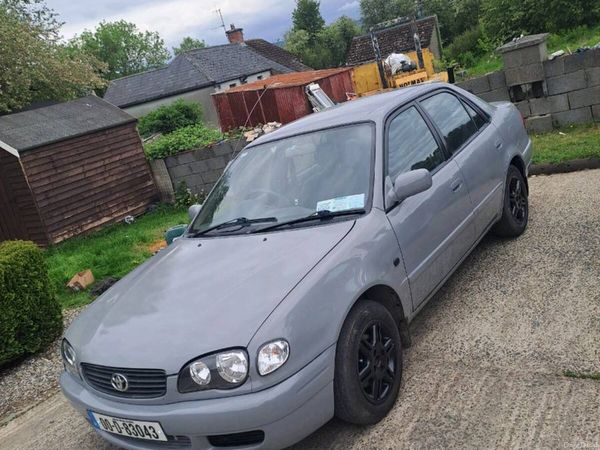 Toyota Corolla Saloon, Petrol, 2000, Red