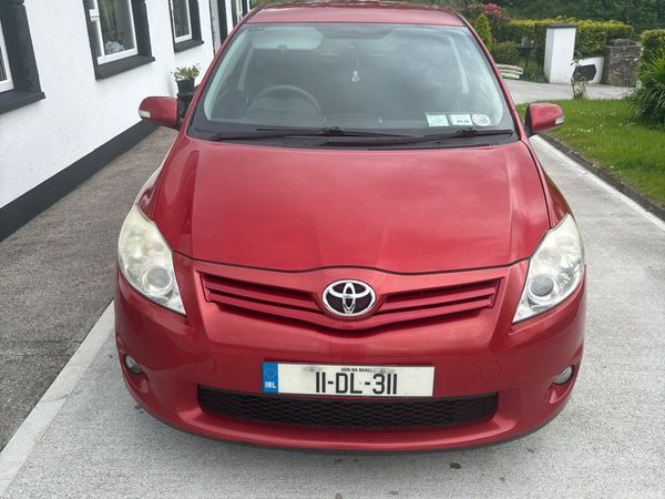 Toyota Auris Hatchback, Diesel, 2011, Red