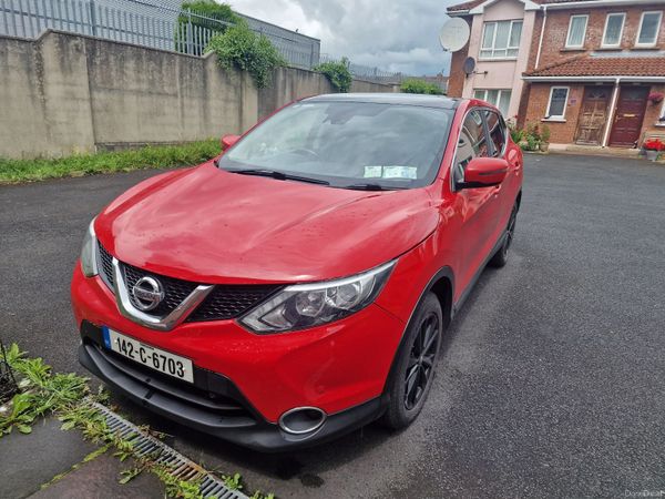 Nissan Qashqai Hatchback, Diesel, 2014, Red