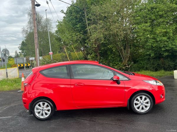 Ford Fiesta Hatchback, Diesel, 2010, Red