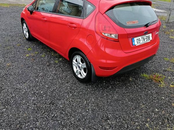Ford Fiesta Hatchback, Petrol, 2009, Red