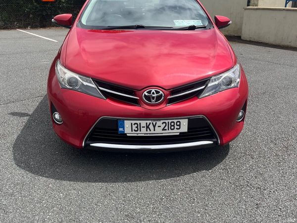 Toyota Auris Hatchback, Diesel, 2013, Red