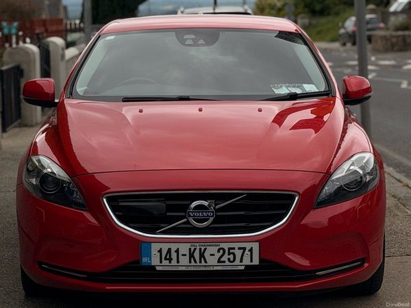 Volvo V40 Hatchback, Petrol, 2014, Red