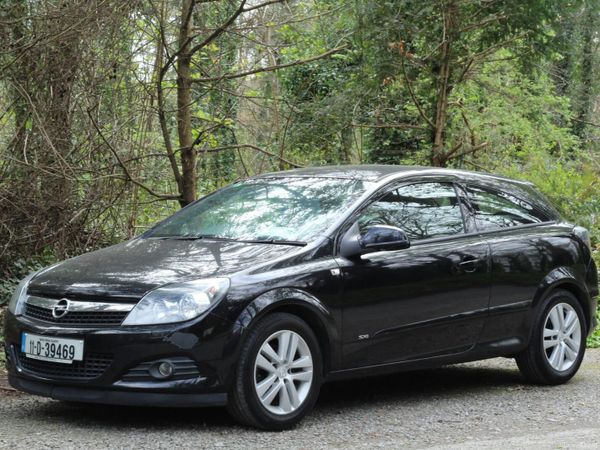 Opel Astra Hatchback, Petrol, 2011, Black