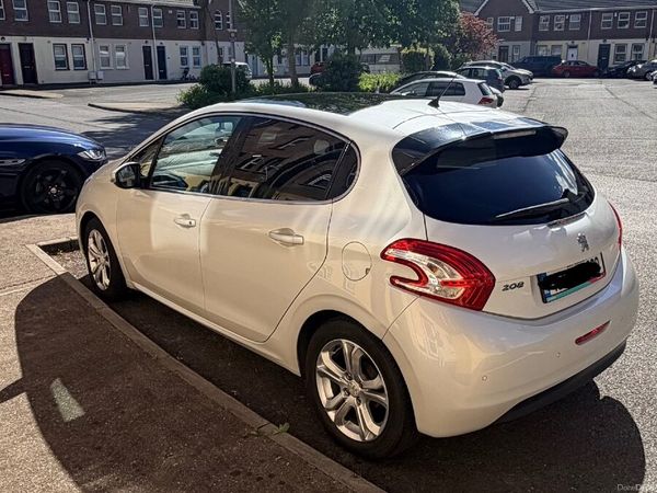 Peugeot 208 Hatchback, Petrol, 2015, White