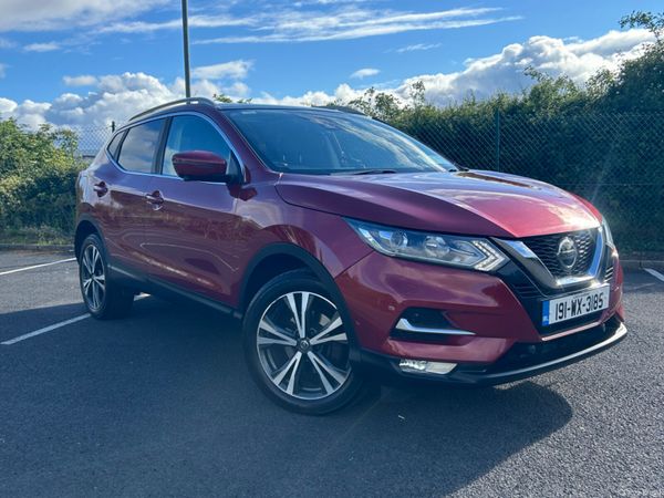Nissan Qashqai Hatchback, Diesel, 2019, Red