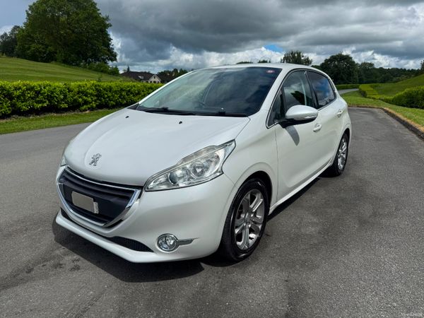 Peugeot 208 Hatchback, Petrol, 2014, White