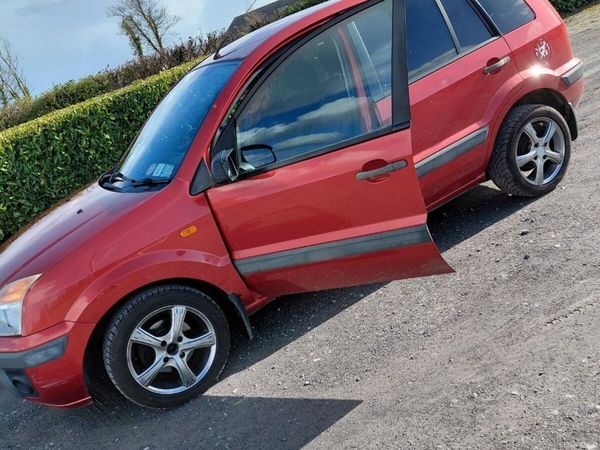 Ford Fusion Hatchback, Petrol, 2007, Red