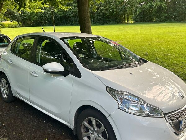 Peugeot 208 Hatchback, Petrol, 2015, White