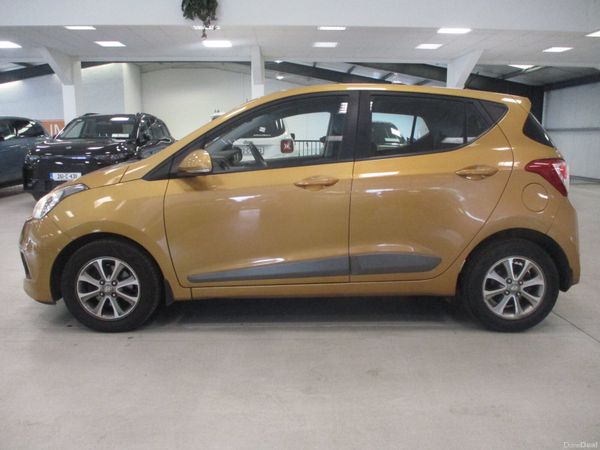 Hyundai i10 Hatchback, Petrol, 2016, Orange