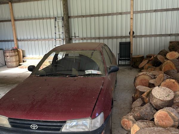 Toyota Corolla Saloon, Petrol, 1996, Red