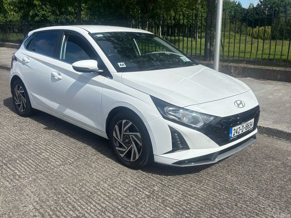 Hyundai i20 Hatchback, Petrol, 2024, White