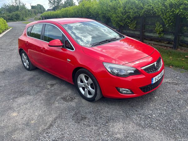Vauxhall Astra Hatchback, Diesel, 2011, Red
