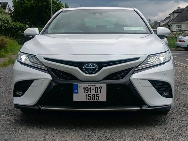 Toyota Camry Saloon, Petrol Hybrid, 2019, White