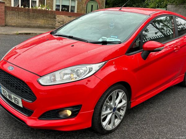 Ford Fiesta Hatchback, Petrol, 2015, Red