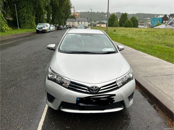 Toyota Corolla Saloon, Petrol, 2015, Silver