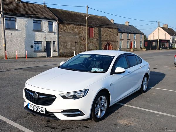Vauxhall Insignia Hatchback, Diesel, 2017, White