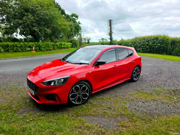Ford Focus Hatchback, Diesel, 2021, Red